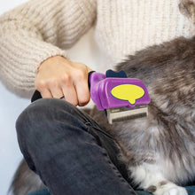 Cargar imagen en el visor de la galería, Cepillo deslanador tipo Furminator para gatos removedor de pelo autolimpiable - Gatufy