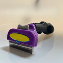 Cargar imagen en el visor de la galería, Cepillo deslanador tipo Furminator para gatos removedor de pelo autolimpiable - Gatufy