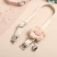 Cargar imagen en el visor de la galería, Collar Sweet flower para gatos - Gatufy
